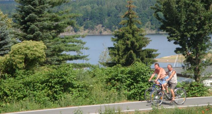 Der Radweg grenzt direkt am Campingplatz an