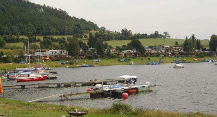 Ufer mit Bungalows und Booten