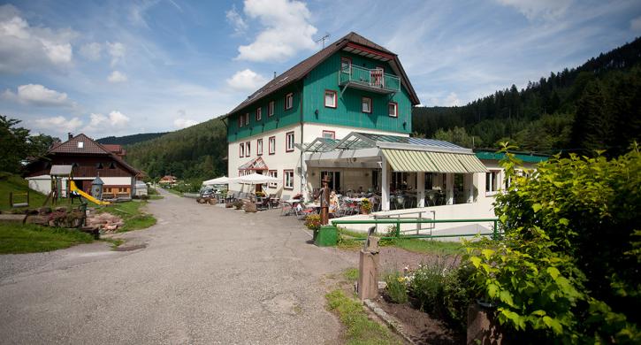 Auf der Terrasse vom Cafe Kleinenzhof  Eis essen oder selbst gemachten Kuchen genießen mit Blick zum Hirschgehege und Streichelzoo