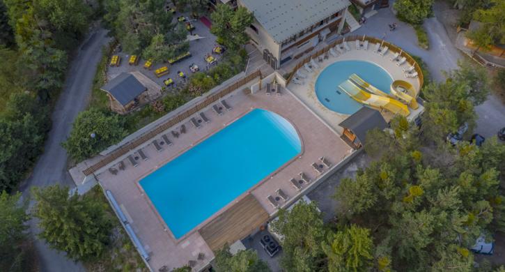 Großer Pool mit Rutschen