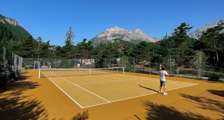 Tennis mit Bergpanorama