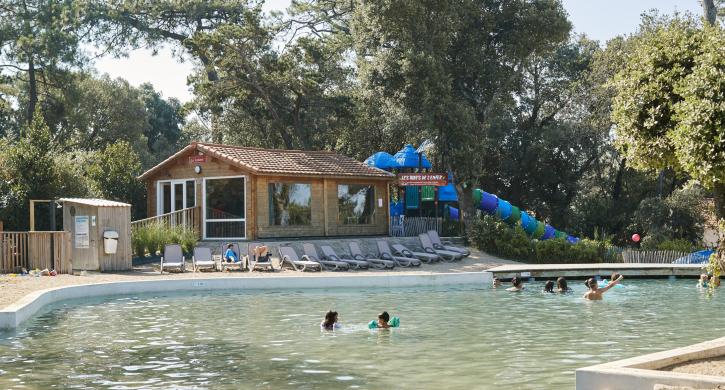 Badelagune mit echtem Sand