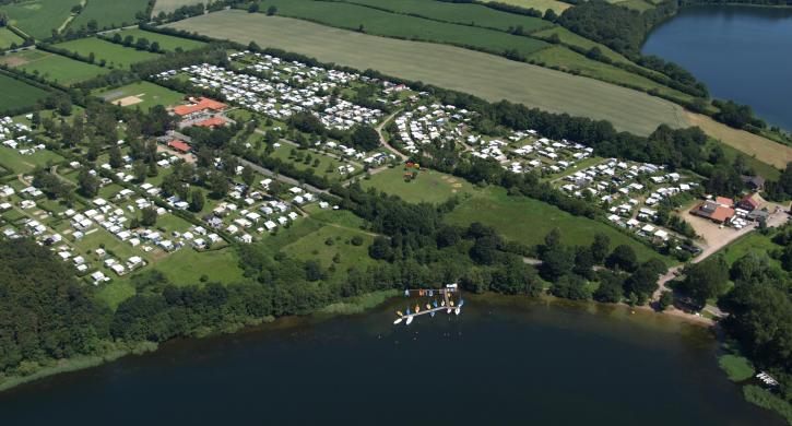 Lage zwischen zwei Seen